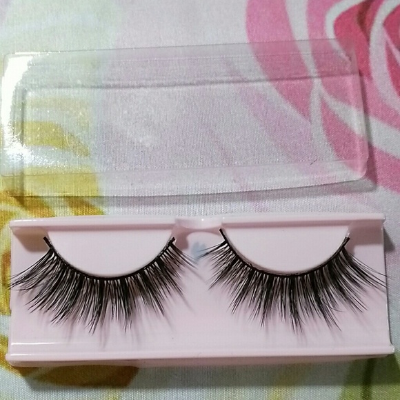 *OUT OF STOCK* C4 Kitty Red Lashes by Lash Levels - Picture 2 of 5